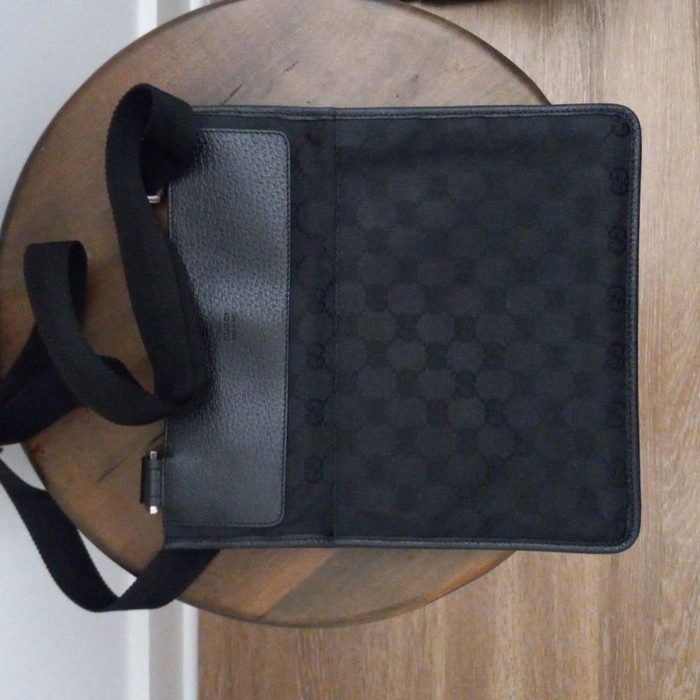 Authentic Gucci GG Monogram Supreme Messenger Crossbody Bag - Picture 2 of 8